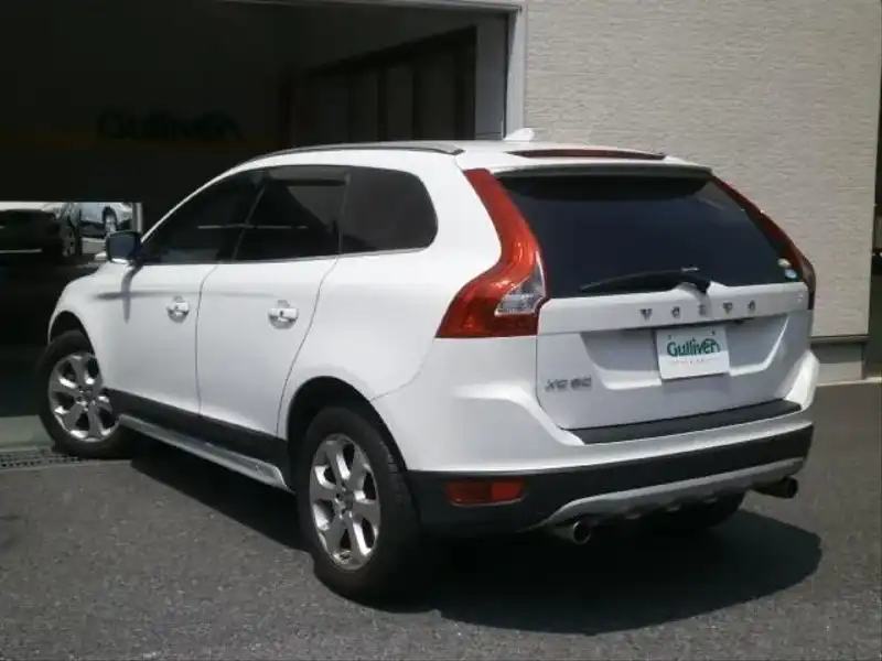 10072401 | カタログ画像：ＸＣ６０（XC60） Ｔ５ ＬＥ 2011年10月 CBA-DB4204TXC 2000cc アイスホワイト バック