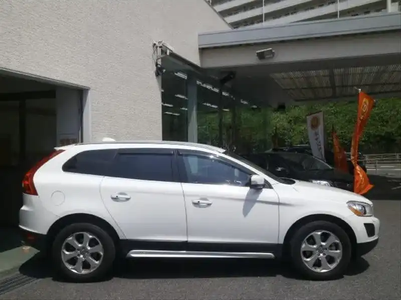 カタログ画像：ＸＣ６０（XC60） Ｔ５ ＬＥ 2011年10月 CBA-DB4204TXC 2000cc アイスホワイト 燃費9.7km / l 外装