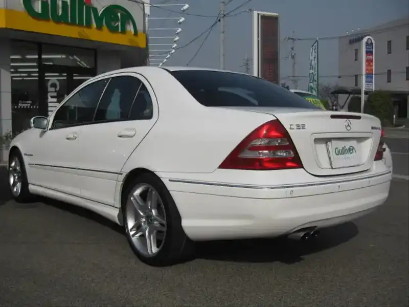 一番のメルセデス ベンツ C32 AMG(GH−203065)アルミホイールとタイヤ