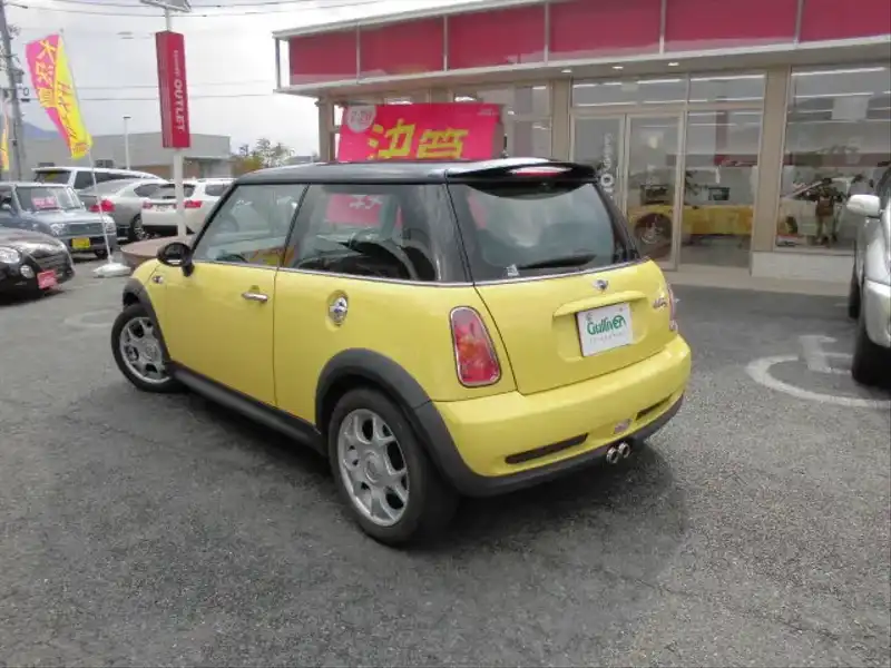 カタログ画像：ＭＩＮＩ（MINI） クーパーＳ 2002年3月 GH-RE16 1600cc リキッド・イエロー 燃費11.6km / l  バック