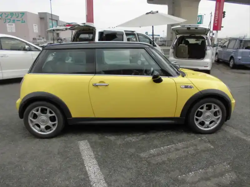 カタログ画像：ＭＩＮＩ（MINI） クーパーＳ 2002年3月 GH-RE16 1600cc リキッド・イエロー 燃費11.6km / l  外装