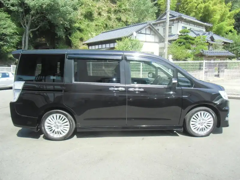 カタログ画像：ステップワゴンスパーダ（STEPWAGON SPADA） Ｚ ＨＤＤナビエディション 2011年8月 DBA-RK5 2000cc プレミアムブラキッシュ・パール 燃費13.2km / l 外装