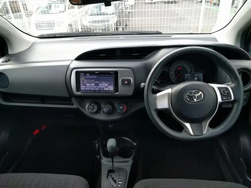 カタログ画像：ヴィッツ（VITZ） Ｆ スマートストップパッケージ 2014年4月 DBA-KSP130 1000cc ルミナスイエロー 燃費24.0km / l 内装