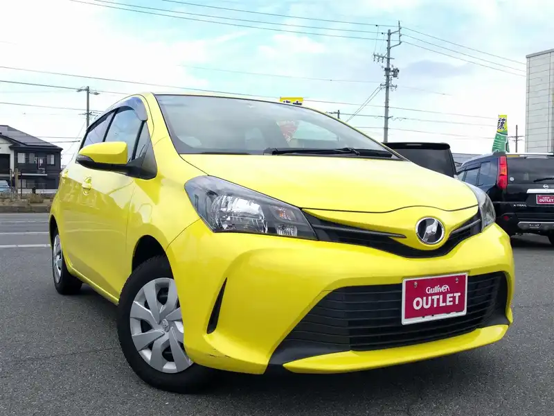 カタログ画像：ヴィッツ（VITZ） Ｆ スマートストップパッケージ 2015年6月 DBA-KSP130 1000cc ルミナスイエロー 燃費24.0km / l メイン（その他）