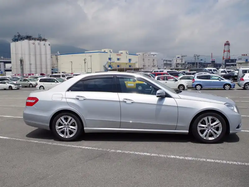 カタログ画像：Ｅクラス（E-CLASS） Ｅ３５０ アバンギャルド 2009年5月 DBA-212056C 3500cc パラジウムシルバー（Ｍ）orイリジウムシルバー（Ｍ） 燃費9.5km / l  外装