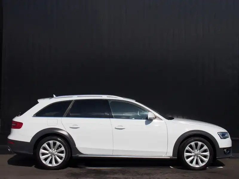 カタログ画像：Ａ４オールロードクワトロ（A4 ALLROAD QUATTRO） ベースグレード 2012年8月 ABA-8KCDNA 2000cc グレイシアホワイトメタリック 燃費13.0km / l 外装