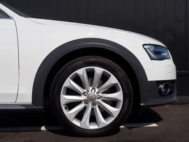 カタログ画像：Ａ４オールロードクワトロ（A4 ALLROAD QUATTRO） ベースグレード 2013年10月 ABA-8KCNCA 2000cc グレイシアホワイトメタリック 燃費13.4km / l タイヤ