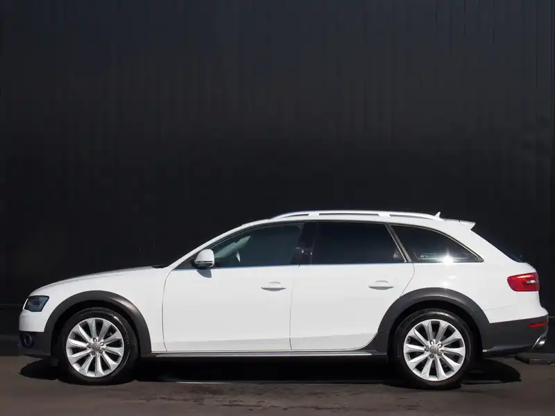 カタログ画像：Ａ４オールロードクワトロ（A4 ALLROAD QUATTRO） ベースグレード 2013年10月 ABA-8KCNCA 2000cc グレイシアホワイトメタリック 燃費13.4km / l 外装