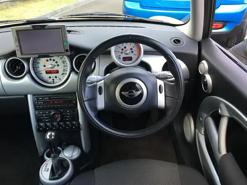 カタログ画像：ＭＩＮＩ（MINI） クーパー 2005年9月 GH-RA16 1600cc リキッド・イエロー（ソリッド） 燃費13.4km / l  内装
