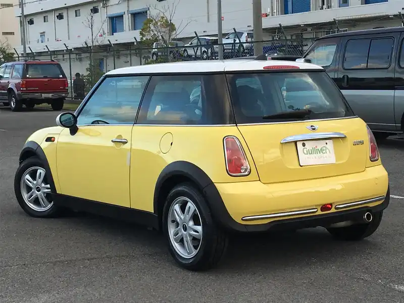 カタログ画像：ＭＩＮＩ（MINI） クーパー 2005年9月 GH-RA16 1600cc リキッド・イエロー（ソリッド） 燃費13.4km / l  バック