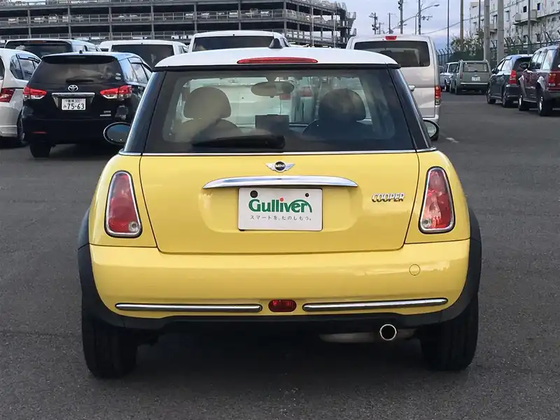 カタログ画像：ＭＩＮＩ（MINI） クーパー 2005年9月 GH-RA16 1600cc リキッド・イエロー（ソリッド） 燃費13.4km / l  バック