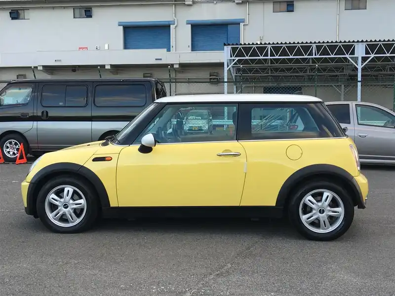 カタログ画像：ＭＩＮＩ（MINI） クーパー 2005年9月 GH-RA16 1600cc リキッド・イエロー（ソリッド） 燃費13.4km / l  外装