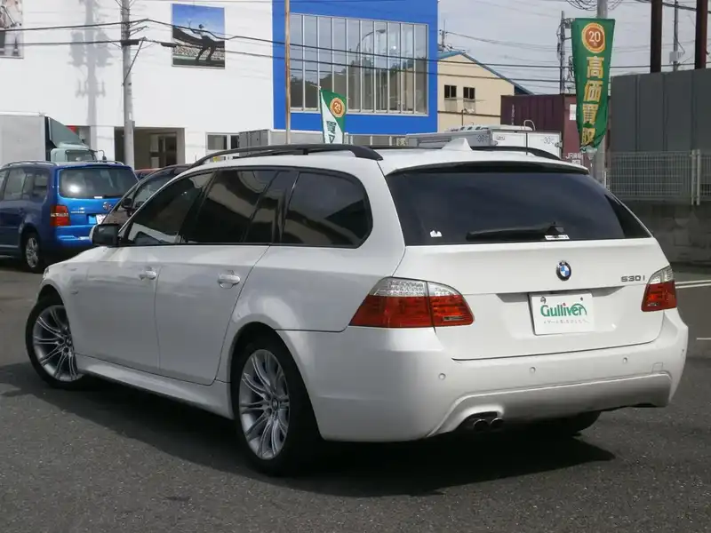 カタログ画像：５シリーズ（5 SERIES） ５３０ｉツーリング Ｍスポーツパッケージ 2008年10月 ABA-PU30 3000cc 燃費9.0km / l  バック