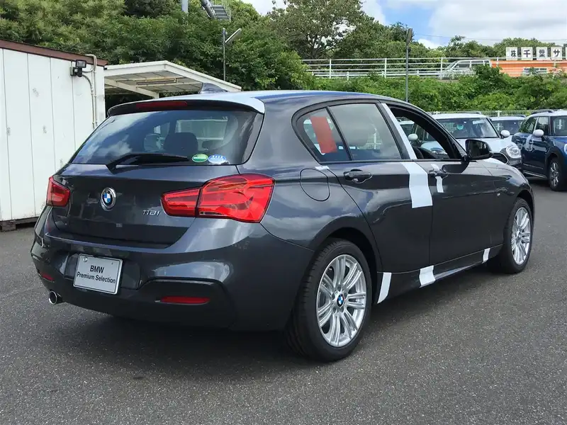 カタログ画像：１シリーズ（1 SERIES） １１８ｉ Ｍスポーツ 2016年10月 DBA-1R15 1500cc ミネラル・グレー（メタリック・カラー） 燃費18.1km / l バック