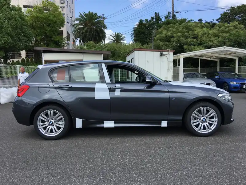 カタログ画像：１シリーズ（1 SERIES） １１８ｉ Ｍスポーツ 2015年9月 DBA-1R15 1500cc ミネラル・グレー（メタリック・カラー） 燃費18.1km / l 外装