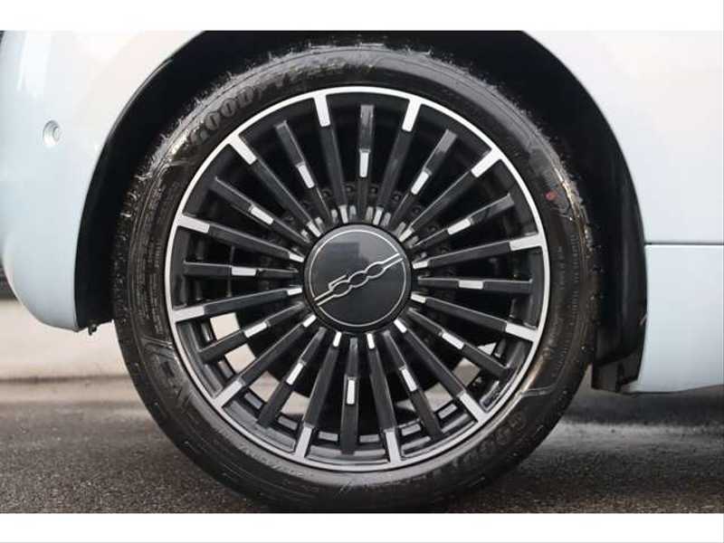 カタログ画像：５００ｅ（500e） アイコン 2022年6月 ZAA-FA1 アイス ホワイト タイヤ