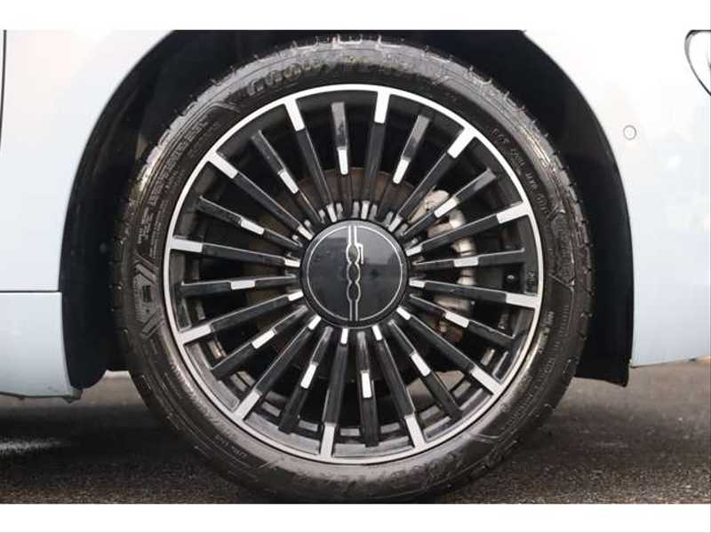 カタログ画像：５００ｅ（500e） アイコン 2022年6月 ZAA-FA1 アイス ホワイト タイヤ