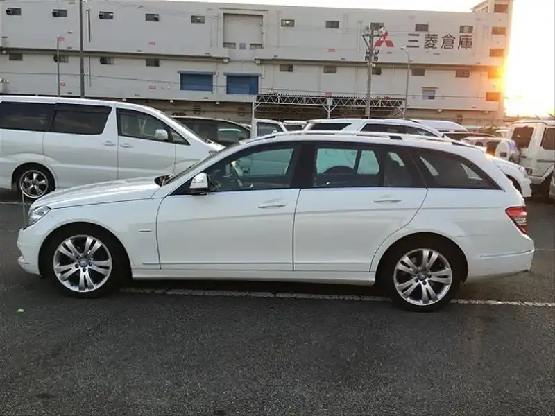 カタログ画像：Ｃクラスステーションワゴン（C-CLASS STATIONWAGON） Ｃ２５０ ステーションワゴン アバンギャルド 2008年4月 DBA-204252 2500cc カルサイトホワイト 燃費9.4km / l  外装