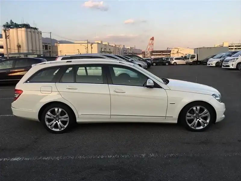 カタログ画像：Ｃクラスステーションワゴン（C-CLASS STATIONWAGON） Ｃ２５０ ステーションワゴン アバンギャルド 2008年4月 DBA-204252 2500cc カルサイトホワイト 燃費9.4km / l  外装