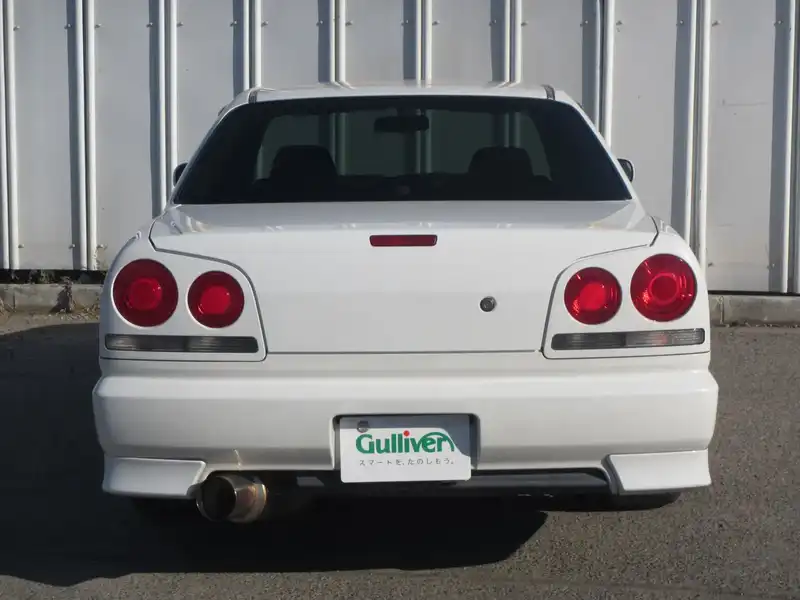 カタログ画像：スカイライン（SKYLINE） ２５ＧＴ 1998年5月 GF-ER34 2500cc ホワイト 燃費10.6km / l  バック