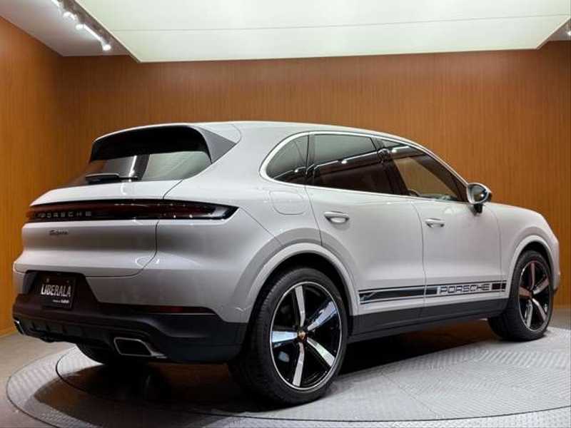 カタログ画像：カイエン（CAYENNE） カイエン 2023年4月 7BA-E3RK 3000cc クォーツァイトグレーメタリックorアークティックグレーorクレヨン バック