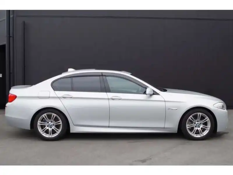 カタログ画像：５シリーズ（5 SERIES） ５２３ｉ Ｍスポーツパッケージ 2010年7月 DBA-FP25 2500cc チタン・シルバー・メタリック 燃費11.2km / l 外装