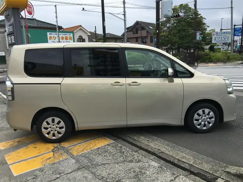 10061864 | カタログ画像：ヴォクシー（VOXY） Ｘ Ｌエディション 2010年4月 DBA-ZRR70G 2000cc シルキーゴールドマイカメタリック 外装