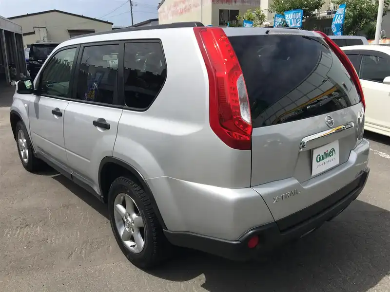 カタログ画像：エクストレイル（X-TRAIL） ２０Ｓ 2010年7月 DBA-NT31 2000cc ブリリアントシルバー（Ｍ）orブレードシルバー（Ｍ） 燃費13.8km / l  バック