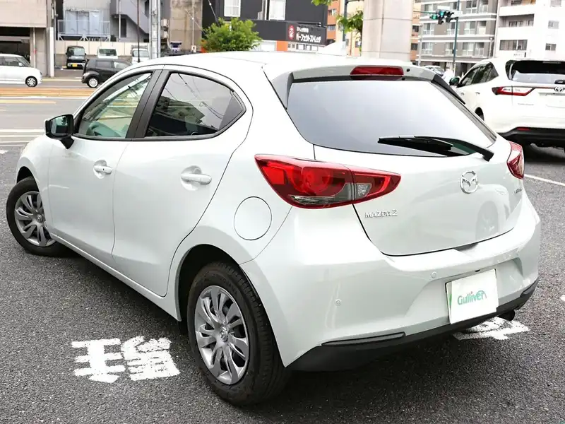 カタログ画像：ＭＡＺＤＡ２（MAZDA2） １５Ｓプロアクティブ 2019年10月 6BA-DJLFS 1500cc スノーフレイクホワイトパールマイカ 燃費19.0km / l バック