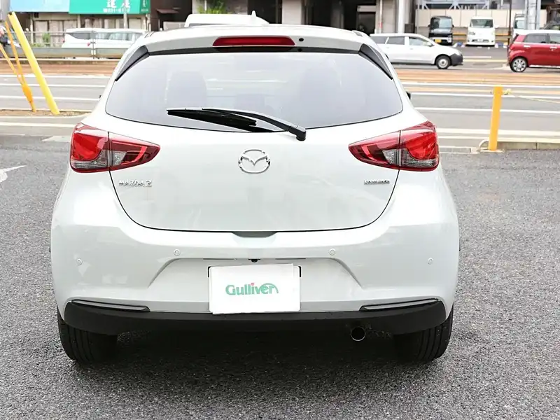 カタログ画像：ＭＡＺＤＡ２（MAZDA2） １５Ｓプロアクティブ 2019年10月 6BA-DJLFS 1500cc スノーフレイクホワイトパールマイカ 燃費19.0km / l バック