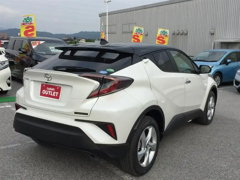 カタログ画像：Ｃ－ＨＲ（C-HR） Ｓ－Ｔ 2018年5月 DBA-NGX50 1200cc ホワイトパールクリスタルシャインorブラック×ホワイトパールクリスタルシャイン 燃費15.4km / l バック