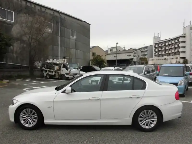 カタログ画像：３シリーズ（3 SERIES） ３２５ｉ ハイラインパッケージ 2010年5月 LBA-PH25 3000cc アルピン・ホワイトⅢ（ソリッド・カラー） 燃費11.6km / l 外装