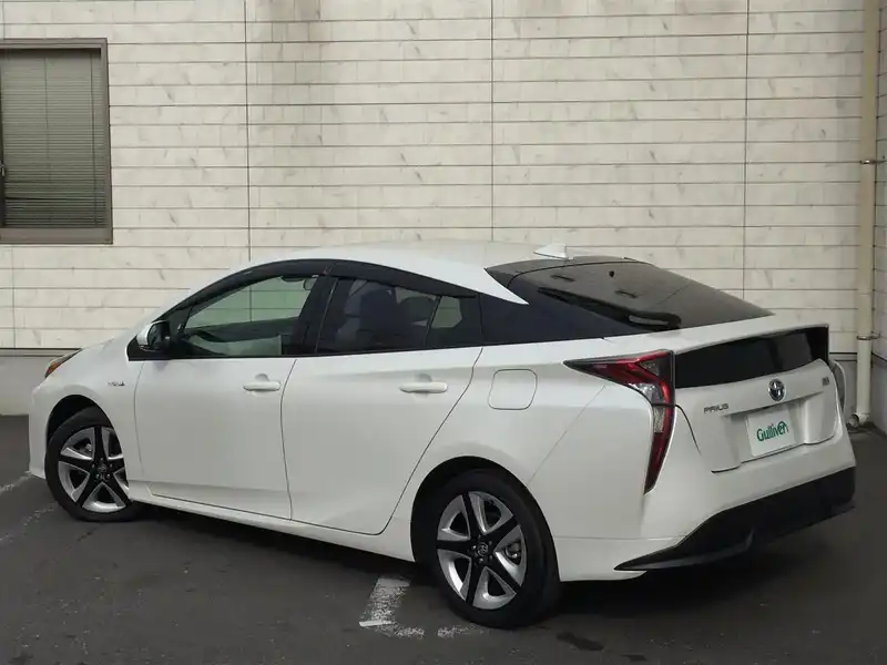 カタログ画像：プリウス（PRIUS） Ｓツーリングセレクション 2015年12月 DAA-ZVW55 1800cc ホワイトパールクリスタルシャイン 燃費34.0km / l バック