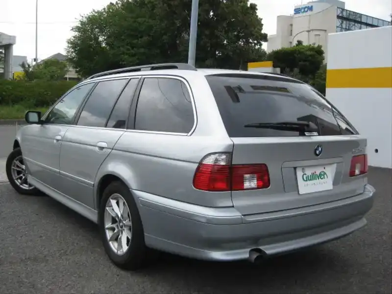 カタログ画像：５シリーズ（5 SERIES） ５２５ｉツーリング 2004年4月 GH-DS25 2500cc チタン・シルバー 燃費7.9km / l  バック