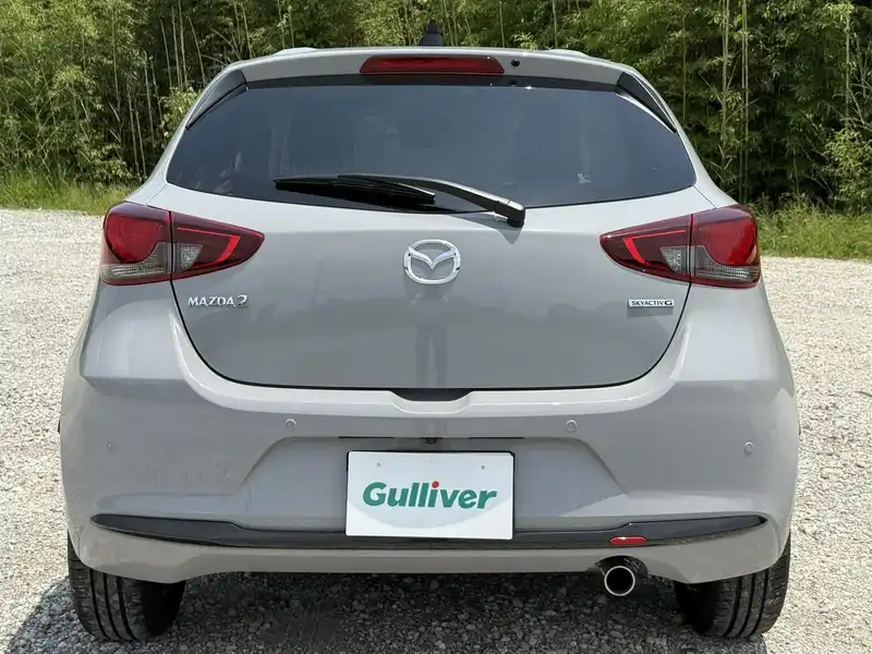 カタログ画像：ＭＡＺＤＡ２（MAZDA2） １５スポルト 2024年4月 5BA-DJLFS 1500cc ポリメタルグレーメタリックorエアログレーメタリック 燃費20.2km / l バック