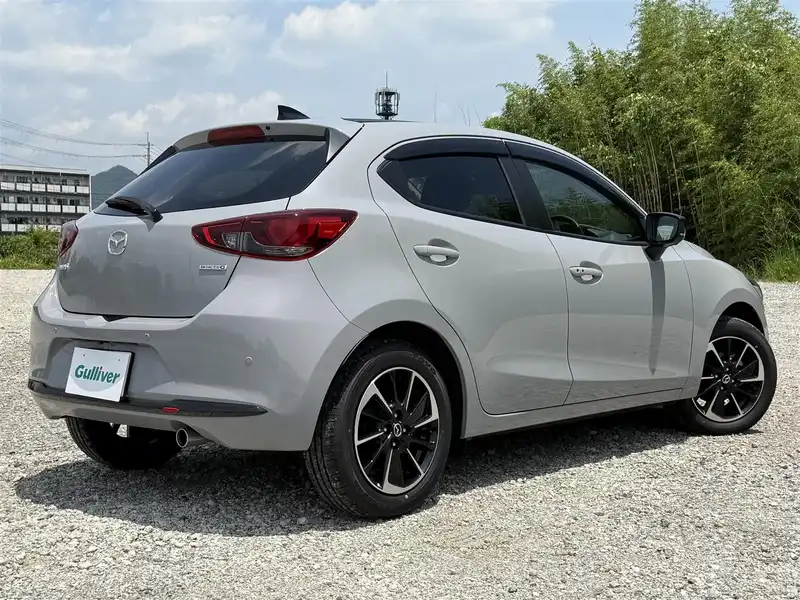 カタログ画像：ＭＡＺＤＡ２（MAZDA2） １５スポルト 2024年4月 5BA-DJLFS 1500cc ポリメタルグレーメタリックorエアログレーメタリック 燃費20.2km / l バック
