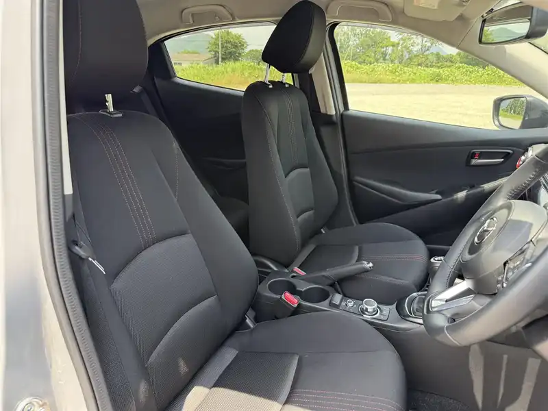 カタログ画像：ＭＡＺＤＡ２（MAZDA2） １５スポルト 2024年4月 5BA-DJLFS 1500cc ポリメタルグレーメタリックorエアログレーメタリック 燃費20.2km / l 内装