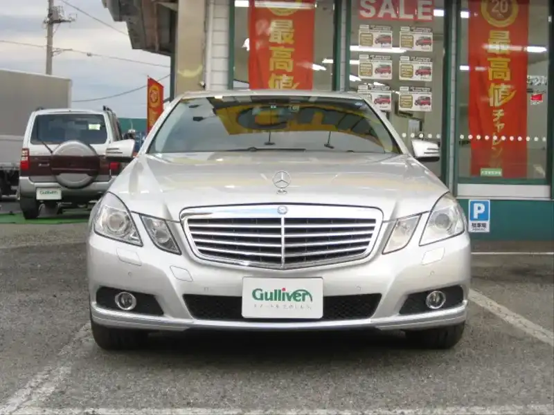 カタログ画像：Ｅクラス（E-CLASS） Ｅ３００ 2009年5月 DBA-212054C 3000cc パラジウムシルバー（Ｍ）orイリジウムシルバー（Ｍ） 燃費9.6km / l  フロント