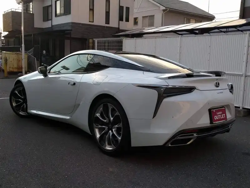 カタログ画像：ＬＣ（LC） ＬＣ５００ Ｓパッケージ 2019年10月 DBA-URZ100 5000cc ホワイトノーヴァガラスフレーク 燃費7.8km / l バック