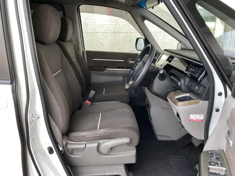 カタログ画像：ステップワゴン（STEPWAGON） Ｇ 2015年4月 DBA-RP2 1500cc ホワイトオーキッド・パール 燃費15.0km / l 内装