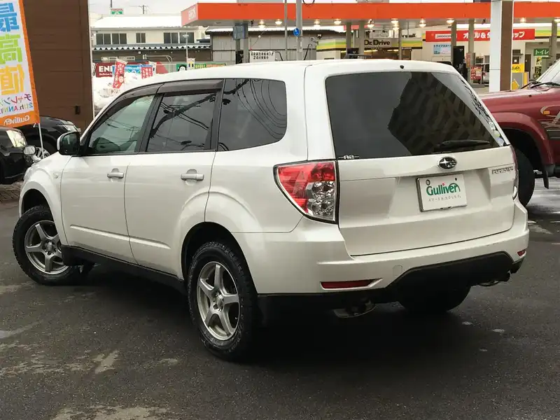 カタログ画像：フォレスター（FORESTER） ２．０Ｘ 2007年12月 DBA-SH5 2000cc サテンホワイト・パール 燃費13.8km / l  バック