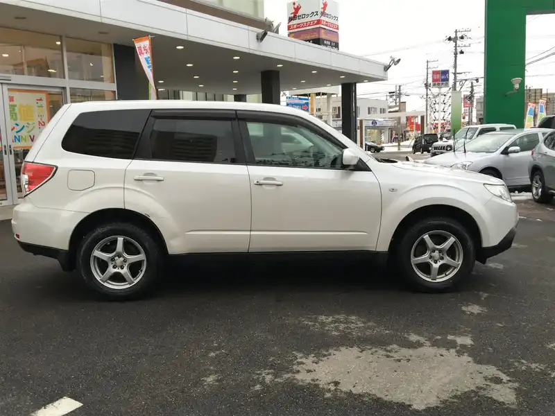 カタログ画像：フォレスター（FORESTER） ２．０Ｘ 2007年12月 DBA-SH5 2000cc サテンホワイト・パール 燃費13.8km / l  外装