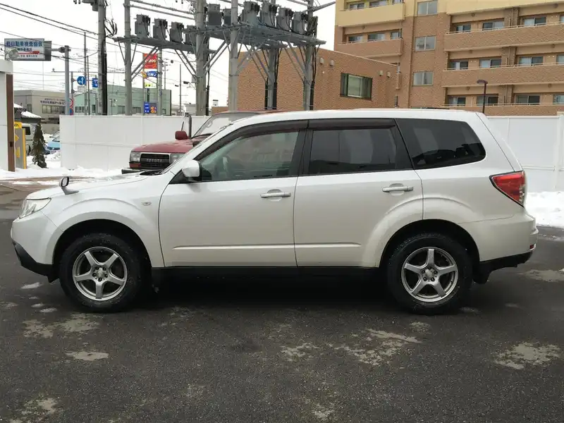 カタログ画像：フォレスター（FORESTER） ２．０Ｘ 2007年12月 DBA-SH5 2000cc サテンホワイト・パール 燃費13.8km / l  外装