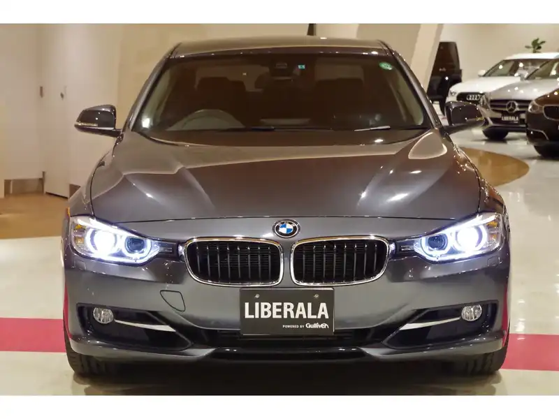 カタログ画像：３シリーズ（3 SERIES） ３２０ｉ ｘＤｒｉｖｅ スポーツ 2014年8月 DBA-3B20 2000cc ミネラル・グレー 燃費15.2km / l フロント