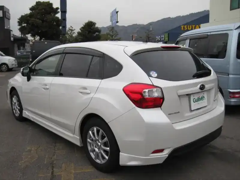 カタログ画像：インプレッサスポーツ（IMPREZA SPORTS） ２．０ｉ－Ｓ 2012年10月 DBA-GP7 2000cc サテンホワイト・パール 燃費15.8km / l バック