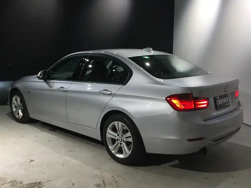 カタログ画像：３シリーズ（3 SERIES） ３２０ｉ ｘＤｒｉｖｅ スポーツ 2013年8月 DBA-3B20 2000cc 燃費15.2km / l バック