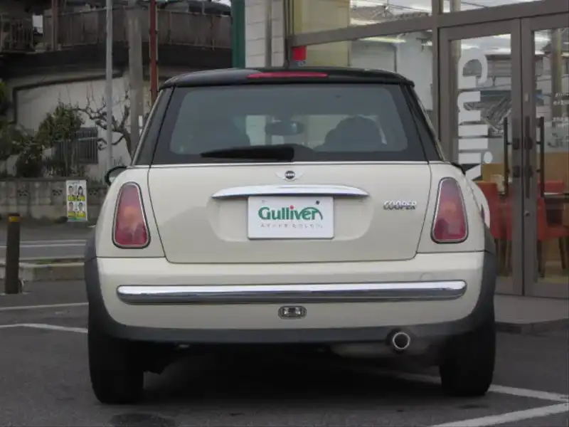 カタログ画像：ＭＩＮＩ（MINI） クーパー 2004年4月 GH-RA16 1600cc ペッパー・ホワイト 燃費14.4km / l  バック