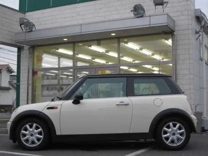 カタログ画像：ＭＩＮＩ（MINI） クーパー 2004年4月 GH-RA16 1600cc ペッパー・ホワイト 燃費14.4km / l  外装