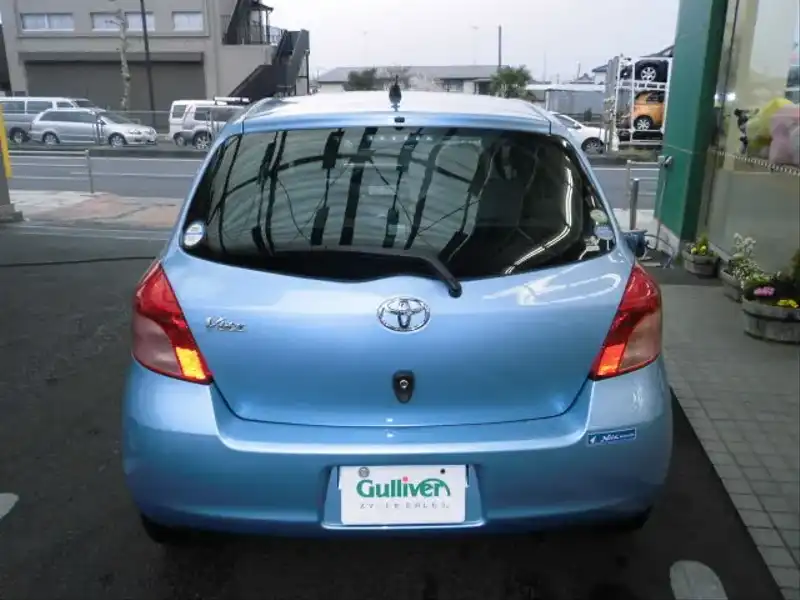 カタログ画像：ヴィッツ（VITZ） Ｆ アドバンスドエディション 2007年1月 DBA-SCP90 1300cc ライトブルーマイカメタリック 燃費19.6km / l  バック