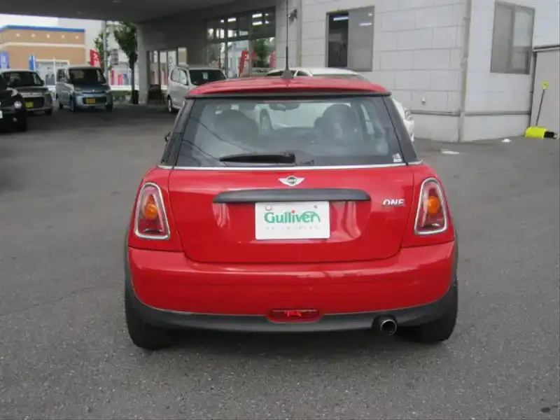 カタログ画像：ＭＩＮＩ（MINI） ワン 2009年5月 ABA-ME14 1400cc チリ・レッド（ソリッド） 燃費14.2km / l  バック